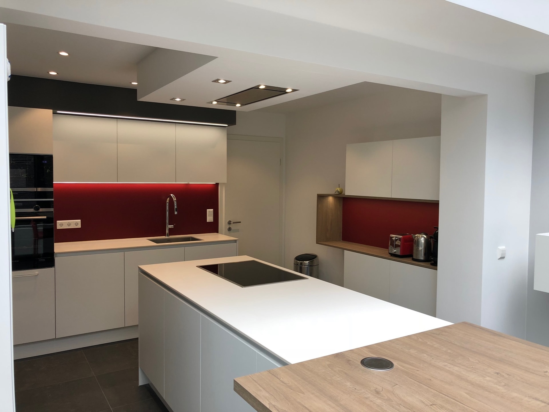 Cuisine sur mesure en chêne français massif avec plan de travail quartz Silestone à Bertrange Luxembourg